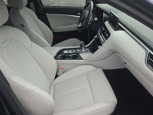 Used 2025 Genesis G70 2.5T image 8