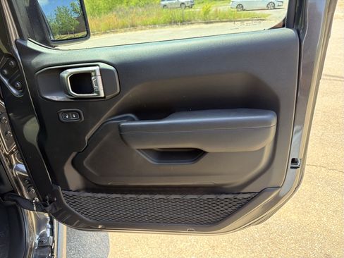 Used 2025 Jeep Gladiator Sport AWD/4WD image 14