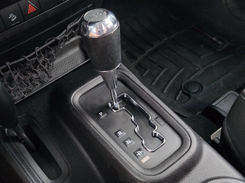 Used 2016 Jeep Wrangler Sahara w/ Connectivity Group AWD/4WD image 19