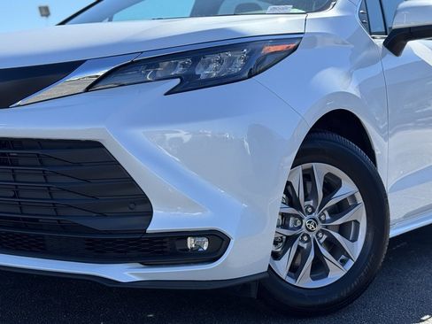 Used 2025 Toyota Sienna XLE w/ XLE Plus Package image 5