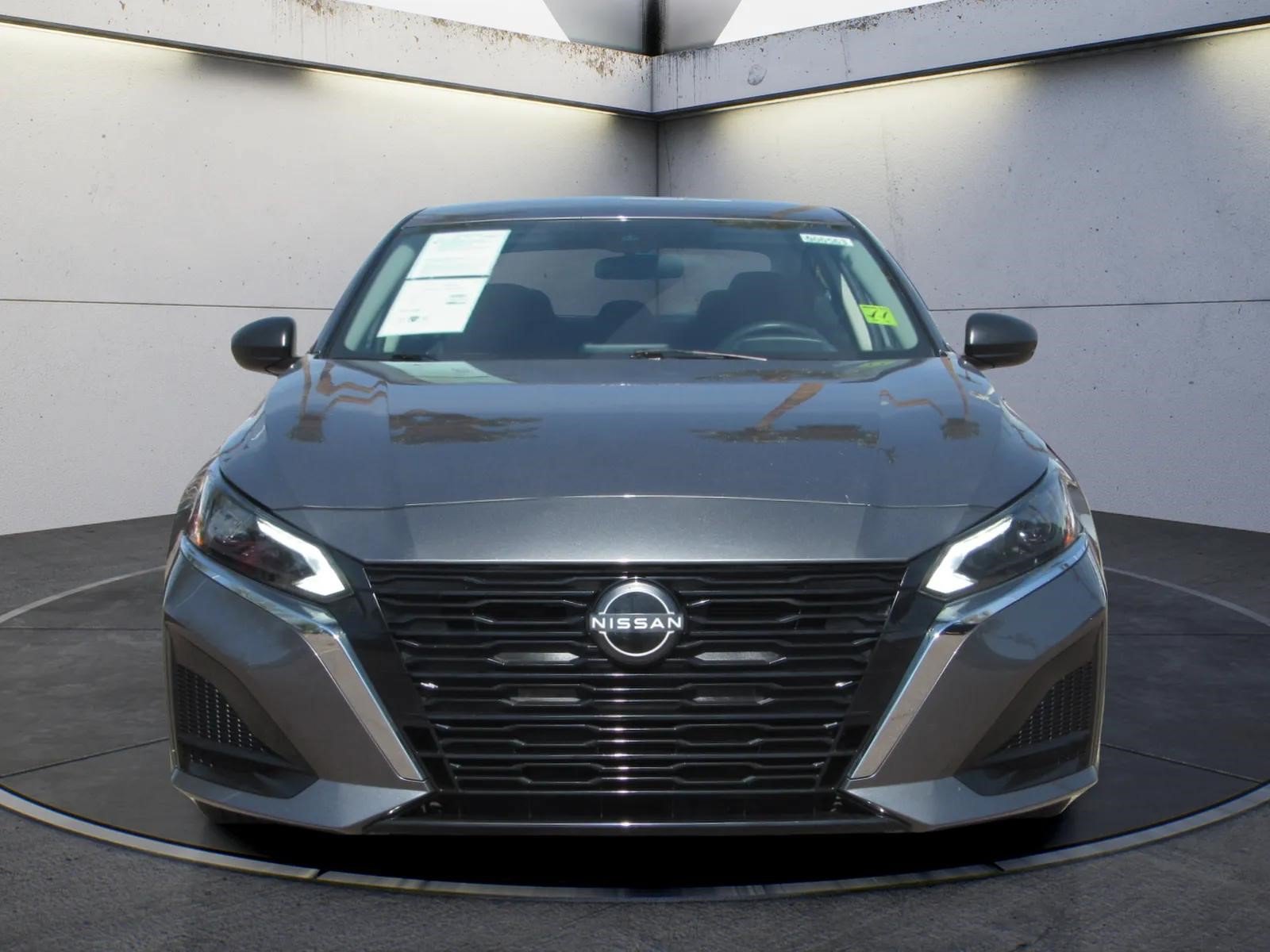 Used 2024 Nissan Altima 2.5 SV FWD image 3