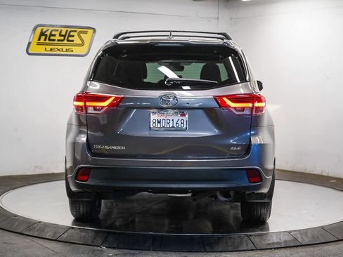 Used 2019 Toyota Highlander XLE image 3