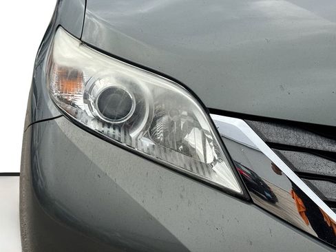 Used 2014 Toyota Sienna XLE image 40