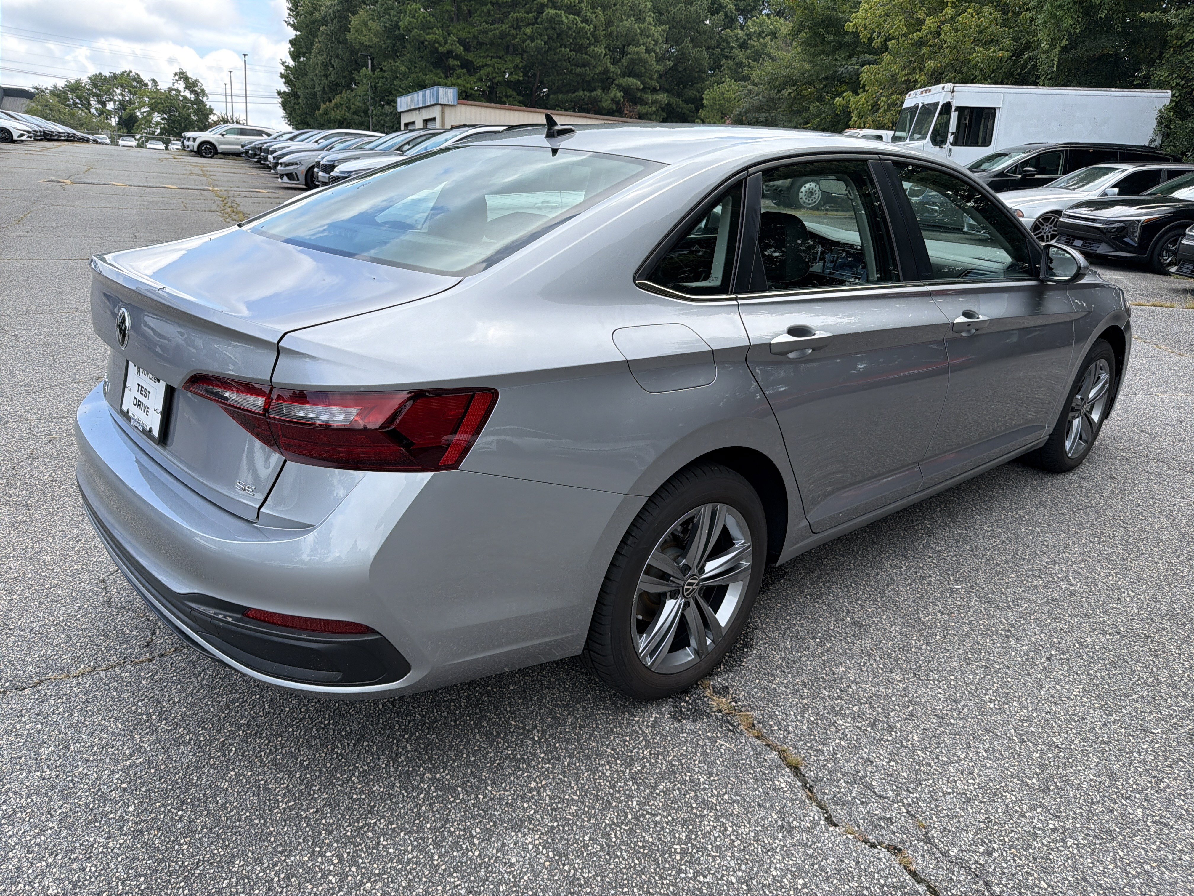 Used 2024 Volkswagen Jetta SE FWD image 7