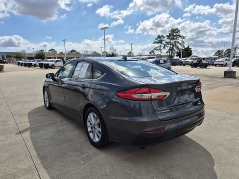 Certified 2020 Ford Fusion SE image 3