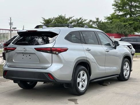 Used 2020 Toyota Highlander LE AWD/4WD image 4