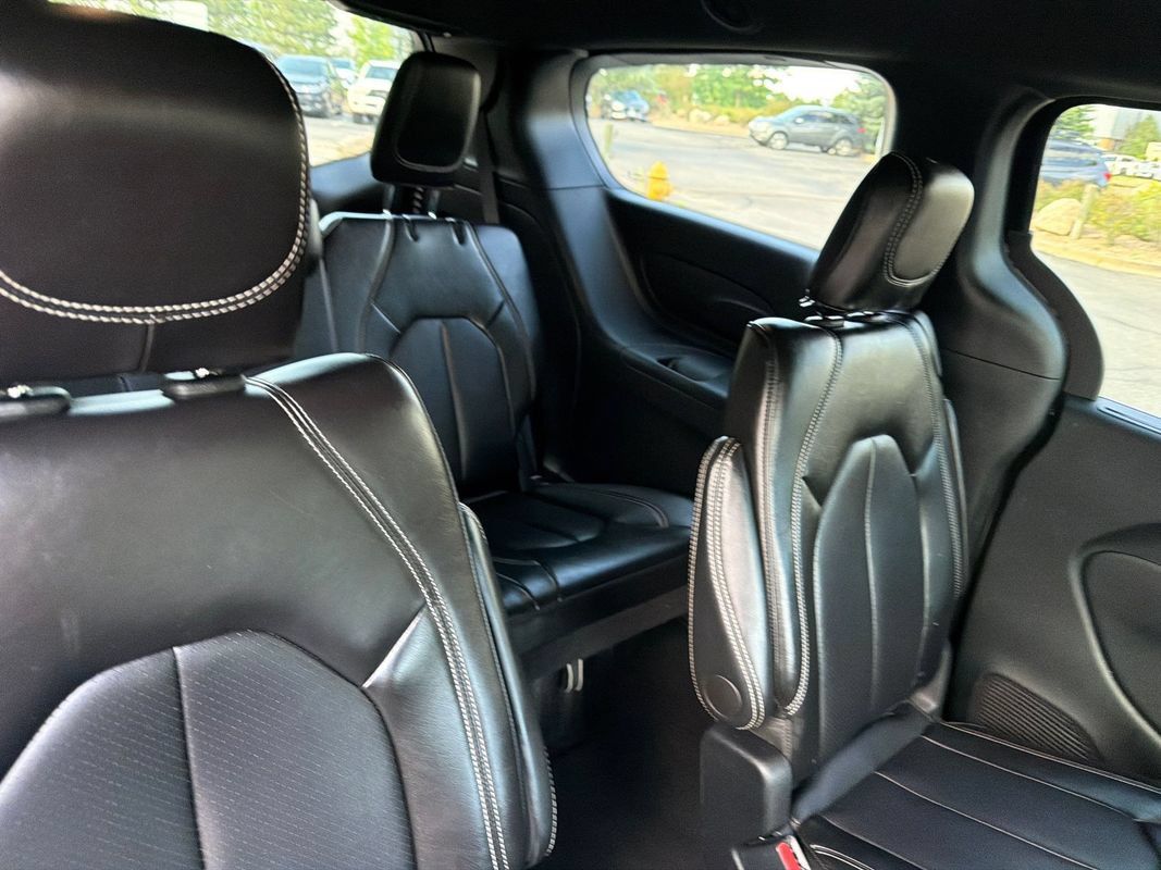 Used 2025 Chrysler Pacifica Select FWD image 16