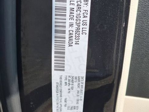 Used 2023 Chrysler Pacifica Limited FWD image 36