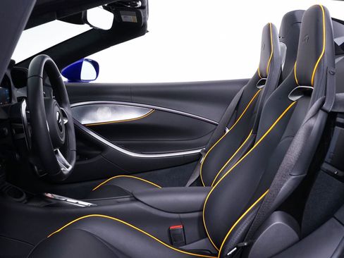 New 2025 McLaren Artura image 4