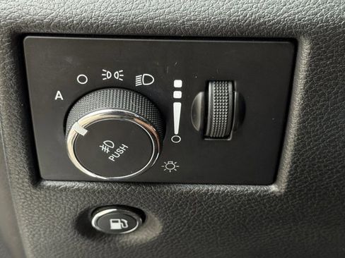 Used 2022 Jeep Grand Cherokee Limited image 25