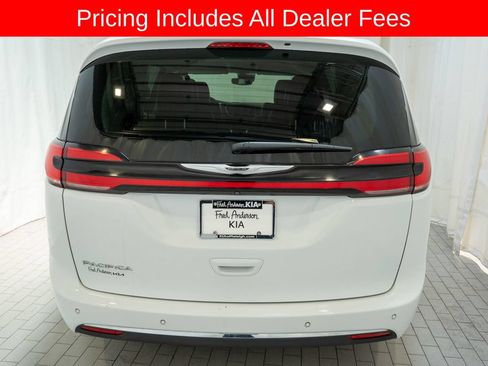 Used 2023 Chrysler Pacifica Touring-L FWD image 4