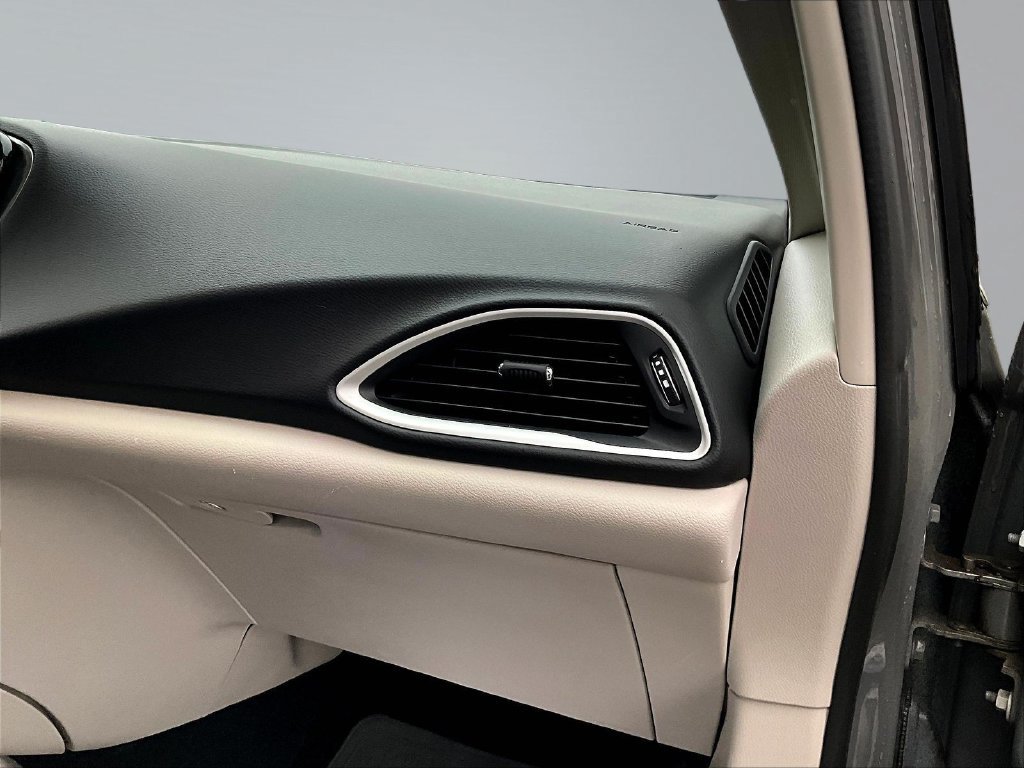 Used 2022 Chrysler Pacifica Touring-L FWD image 28