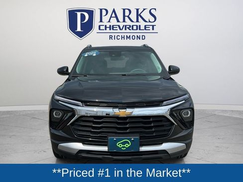 Used 2025 Chevrolet TrailBlazer LT AWD/4WD image 2