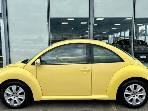 Used 2009 Volkswagen Beetle S FWD image 2