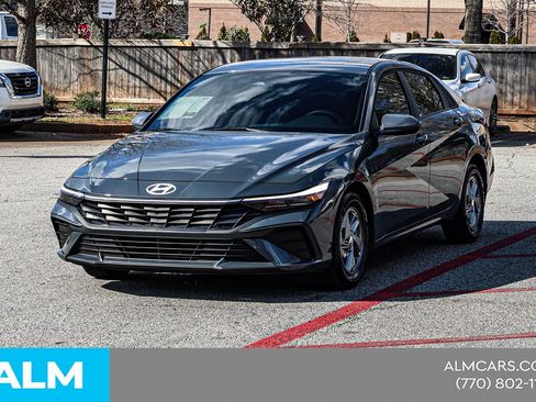 Used 2025 Hyundai Elantra SE image 4