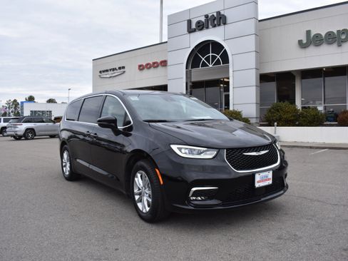 New 2026 Chrysler Pacifica Select image 1