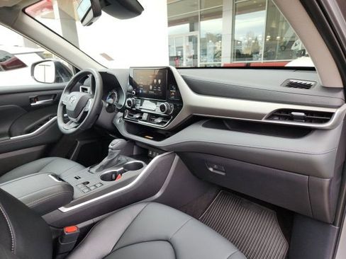 Certified 2025 Toyota Highlander XLE image 28