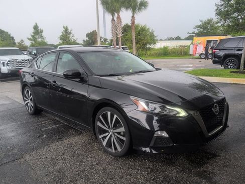 Used 2021 Nissan Altima 2.5 SR FWD image 2