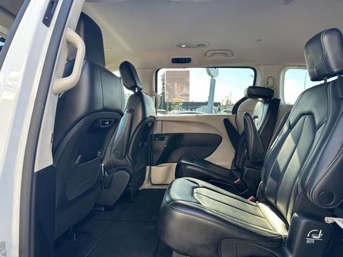 Used 2023 Chrysler Pacifica Touring-L image 12