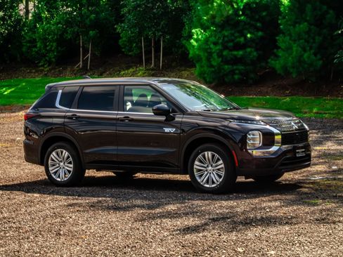 New 2025 Mitsubishi Outlander ES image 11