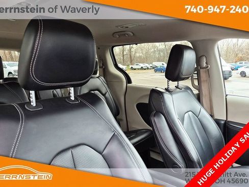 Used 2023 Chrysler Pacifica Touring-L image 30