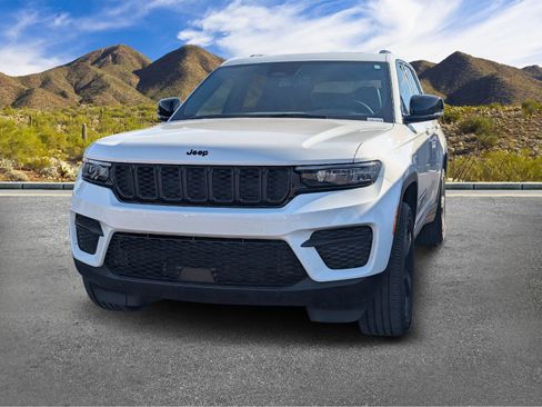 Used 2025 Jeep Grand Cherokee Altitude image 11