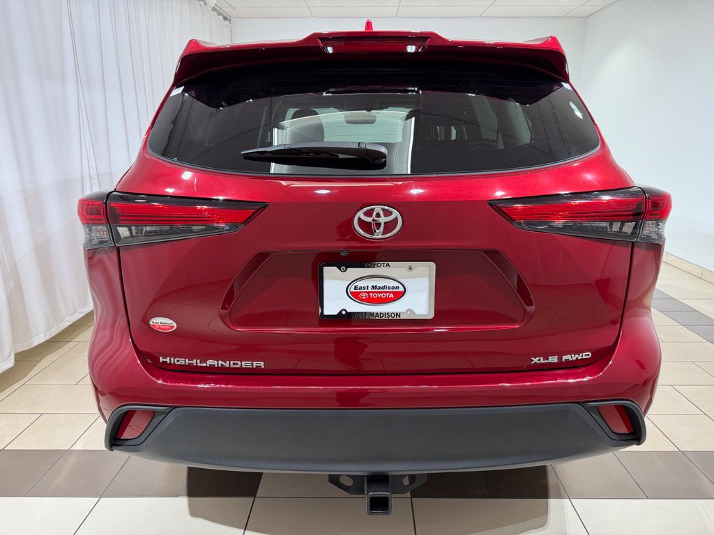 Used 2022 Toyota Highlander XLE AWD/4WD image 4