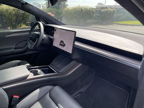 Used 2024 Tesla Model X AWD/4WD image 27