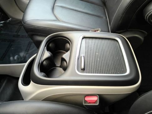 Used 2024 Chrysler Pacifica Touring-L image 45