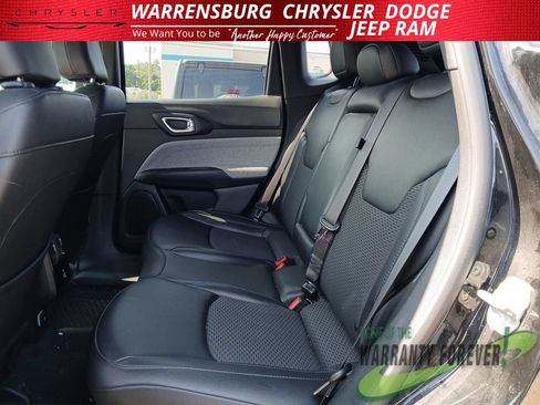 Used 2025 Jeep Compass Latitude w/ Convenience Group AWD/4WD image 14