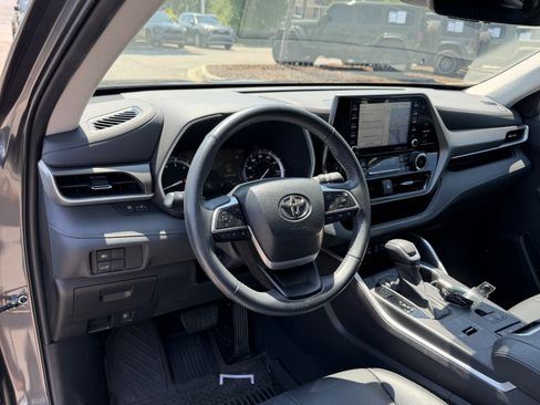 Used 2022 Toyota Highlander XLE FWD image 11