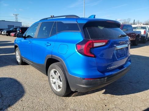 Used 2024 GMC Terrain SLE w/ Driver Convenience Package image 4
