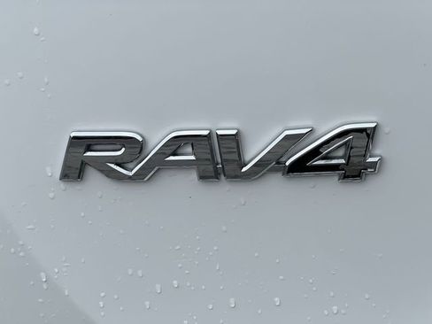 Used 2018 Toyota RAV4 LE FWD image 19