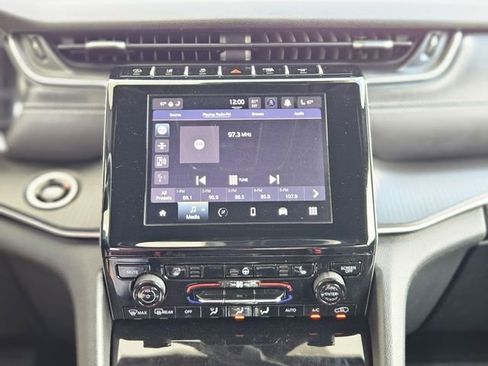 Used 2025 Jeep Grand Cherokee Altitude AWD/4WD image 21