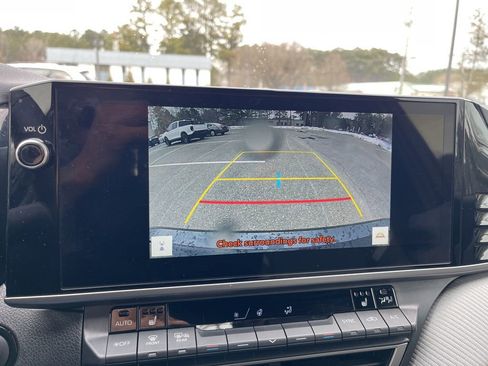 Used 2025 Toyota Camry SE image 11