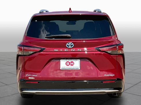 Used 2025 Toyota Sienna Platinum AWD/4WD image 5