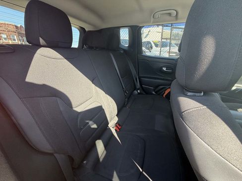 Used 2017 Jeep Renegade Altitude FWD image 27