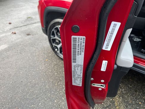 Used 2025 Jeep Compass Limited image 30