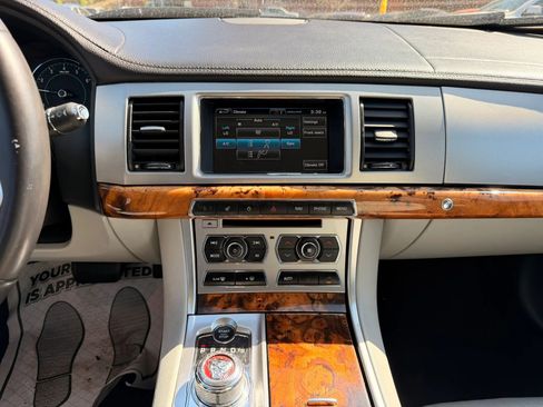 Used 2015 Jaguar XF Premium RWD image 10