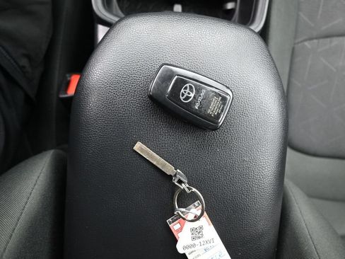 Used 2025 Toyota RAV4 XLE AWD/4WD image 22
