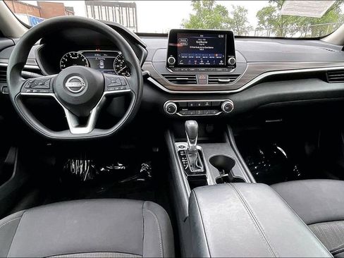 Used 2025 Nissan Altima 2.5 SV FWD image 14