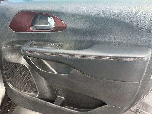 Used 2020 Chrysler Pacifica Touring-L image 20