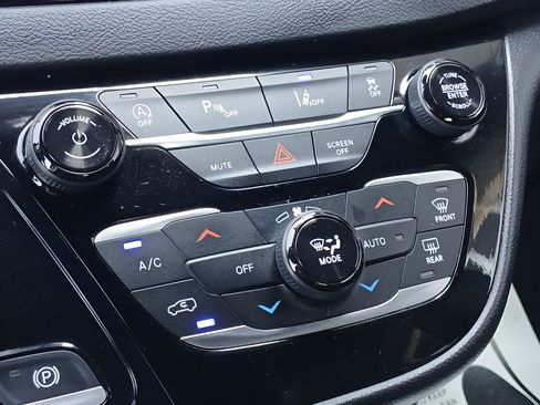 Used 2025 Chrysler Pacifica Select FWD image 16