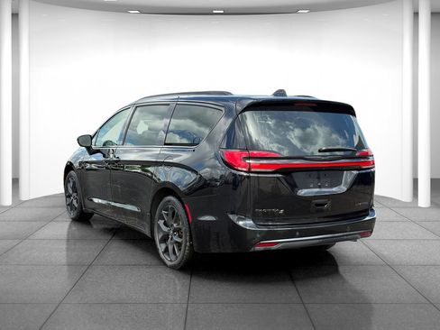 Used 2025 Chrysler Pacifica Limited FWD image 5