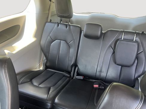 Used 2023 Chrysler Pacifica Touring-L FWD image 15