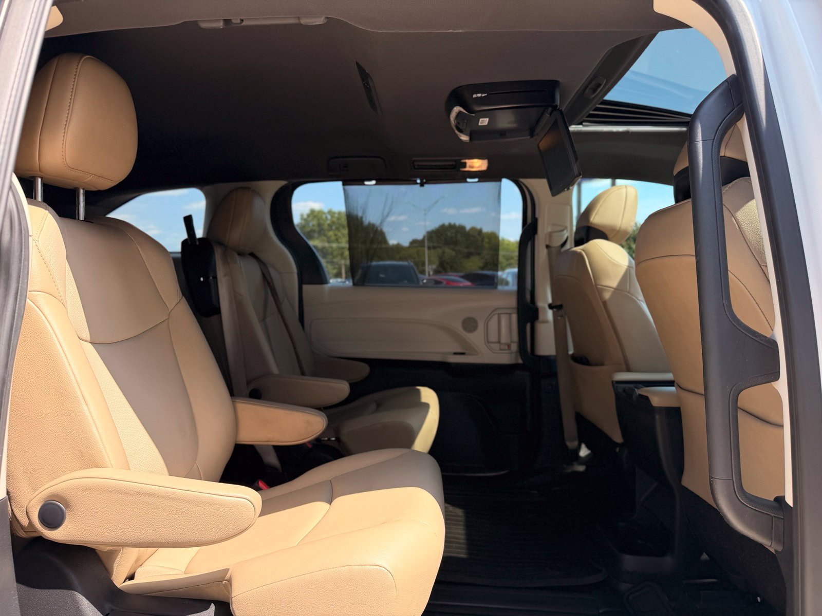 Used 2021 Toyota Sienna XLE FWD image 22