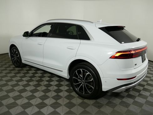 Used 2024 Audi Q8 Premium image 5