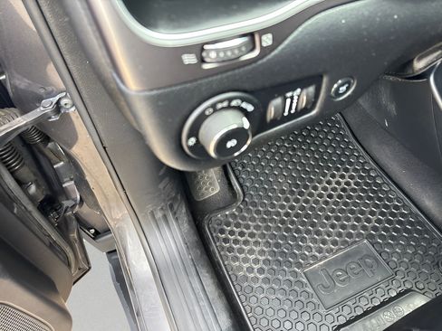 Used 2020 Jeep Cherokee Latitude Plus w/ Cold Weather Group FWD image 22