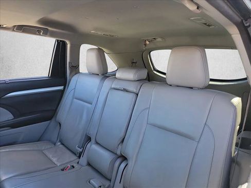 Used 2016 Toyota Highlander XLE image 14
