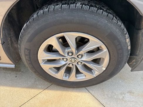 Used 2024 Toyota Sienna XLE image 12